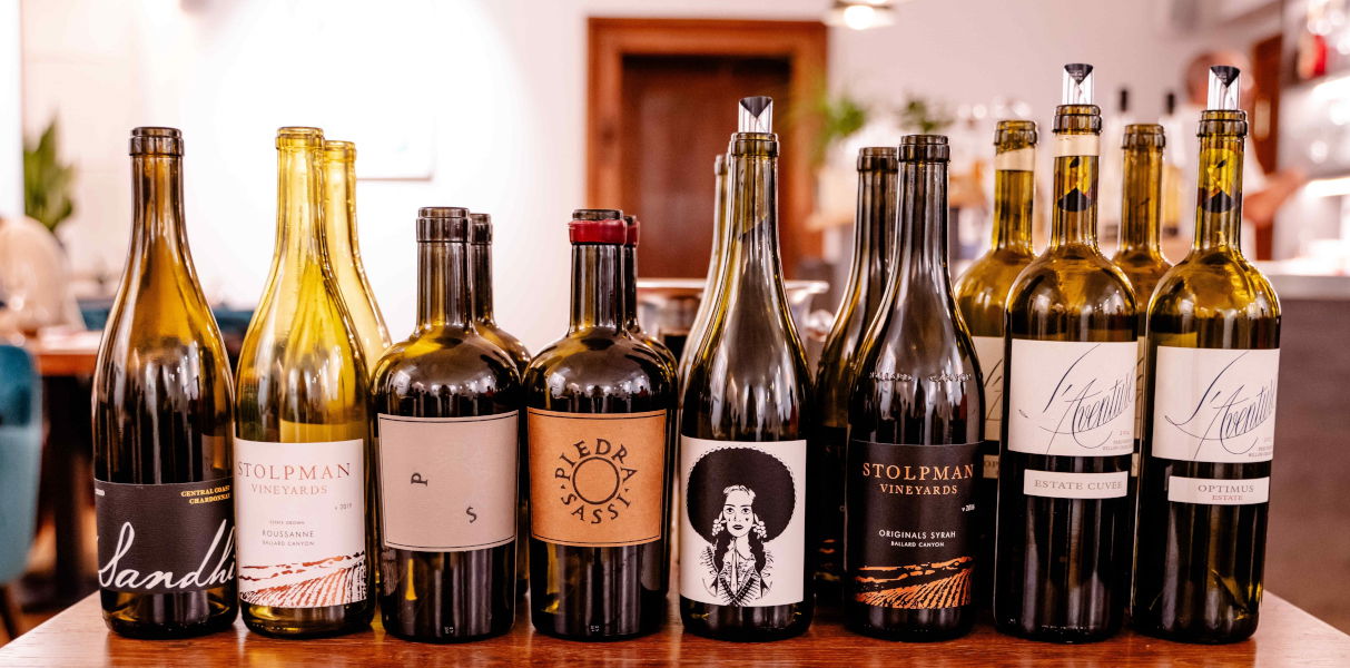 Wine and Dine Kalifornien und seine Weine Restaurant Tres Oberndorf Bacchus Vinothek Picture Copyright Onemedia Marcel Asmus Weinflaschen Auswahl