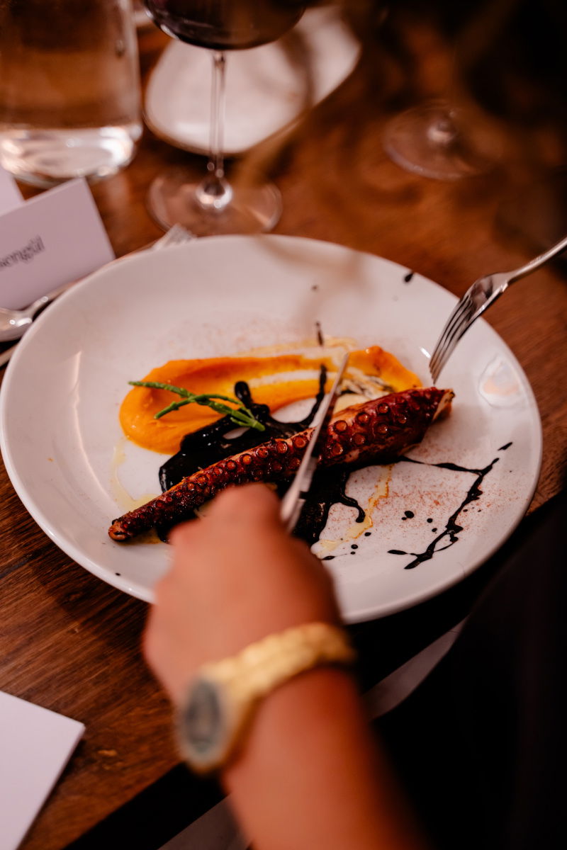Wine and Dine Kalifornien und seine Weine Restaurant Tres Oberndorf Bacchus Vinothek Picture Copyright Onemedia Marcel Asmus Pulpo Teller Gast