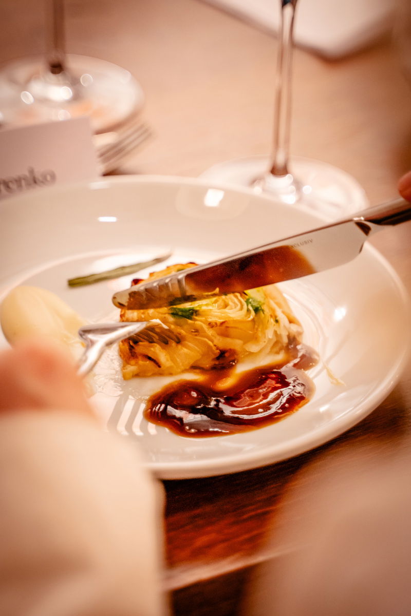 Wine and Dine Kalifornien und seine Weine Restaurant Tres Oberndorf Bacchus Vinothek Picture Copyright Onemedia Marcel Asmus Sellerie Birne Teller