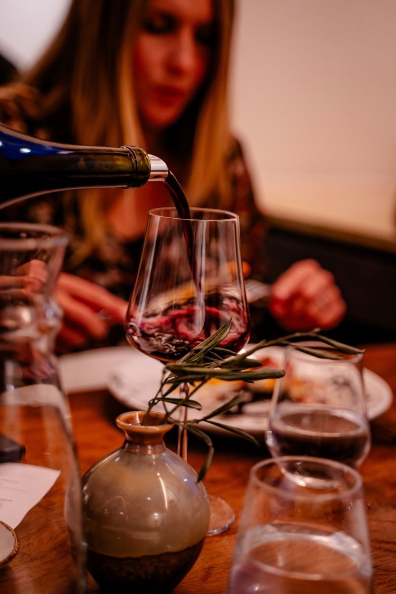 Wine and Dine Kalifornien und seine Weine Restaurant Tres Oberndorf Bacchus Vinothek Picture Copyright Onemedia Marcel Asmus Rotwein Weinglas